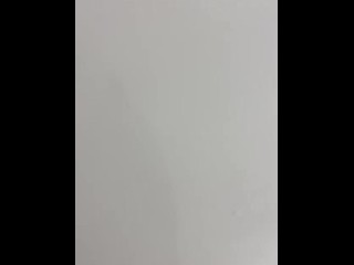 AJUDANDO O CLIENTE A PROVAR ROUPAS NO PROVADOR DA LOJA DA LOJA