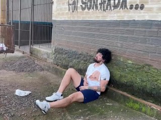Ajudei o morador de rua com minha boca e bucetinha quente