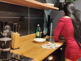 Antonella Jones es una ama de casa que le gusta estar sin calzones
