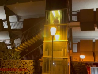 au cap d'agde, je me caresse dans l'ascenseur et dans les escaliers