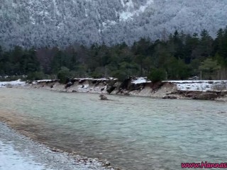 Blonde Deutsch in Fellkragen Outdoor im Winter gefickt!