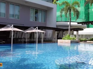 Boso kay Busty Pinay Wife Pinakita ang kanyang malaking Suso habang nasa Pool