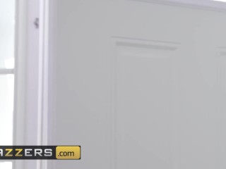 Brazzers - Gabbie Carter came for the massage stayed for the big cock
