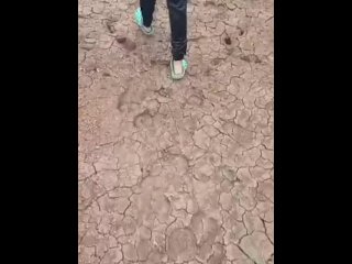 Caminando con MILF por la finca mostrando su cola al aire libre
