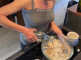 Casalinga riceve sperma nel culo mentre cucina! QUANTO SPERMA NEL MIO CULETTO!! Dialoghi italiani