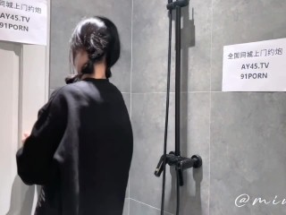 Cheating With My Husband's Friend In Toilet.... He Came On My Hair - Miuzxc / Sex Việt