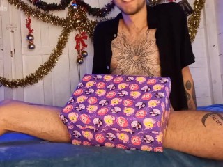 COMPAÑERA DE CUARTO QUIERE PIJA DE REGALO NAVIDEÑO