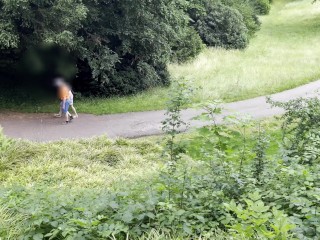 Crazy girl gives sloppy handjob in a highly frequented park with a huge cumshot - risky!