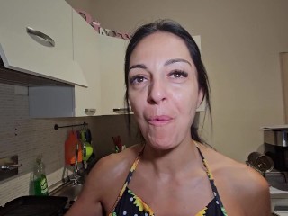 Cuoca arrapata prepara i piselli per pranzo e chiede in cambio una grossa Salsiccia.