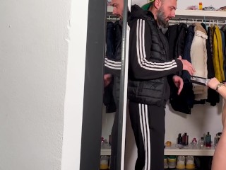 Curierul invitat in casa de o bruneta focoasa Porno Romania