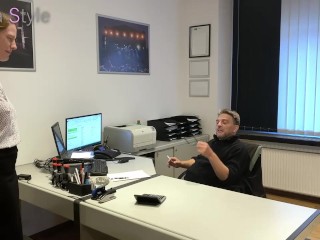 Den Chef im Büro verführt, durchgefickt und angepisst