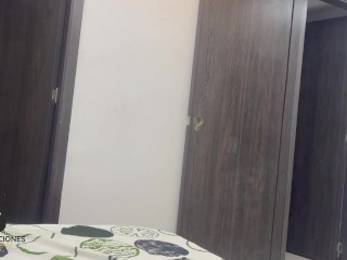 Descubro a mi timida hermanastra jugando con mis bóxeres y termino cogiendo rico con ella.