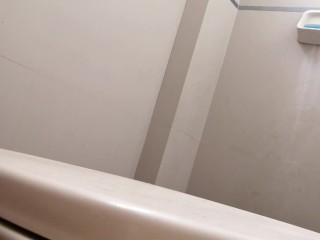 Disfruto espiar a mi amiga cuando orina.