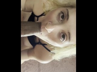 ELLA SABE QUE LE ENCANTA MAMAR VERGA HASTA ATRAGANTARSE