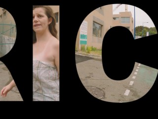 Elle fait bouger ses gros seins sans soutif à la gare