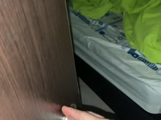 Encuentro mi amiga acostada y la convenzo de tener sexo duro alucinante hasta correrme en su vientre