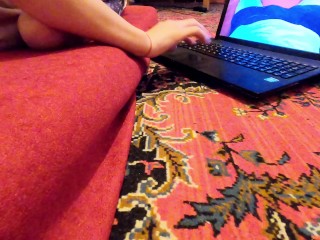 Erkek arkadasinin seks filmini izleyen kiz kendisi sikiliyor-Turk porno