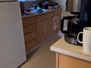 Estoy calentando el café y tocándome por la mañana