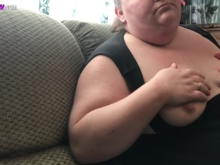 Fatty Rubs Her Body