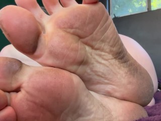 Filthy unpedicured feet and ass : smiley goth / punk girl FemDom