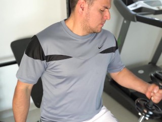 follo a un extraño en la cocina mientras mi marido entrena en el cuarto de al lado+ el no se entera