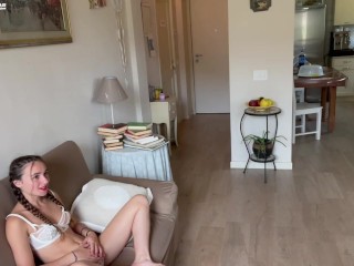 Gli aiutano la piccola Ada Paradiso a fare i compiti e la scopano Christian Clay