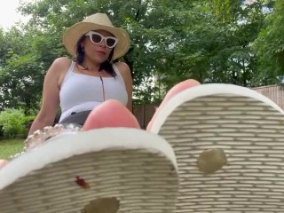 Havaianas, natural nails and dirty soles 