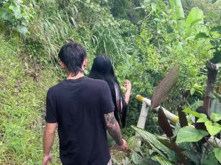 Hijastro folla a su madrastra en el bosque , le da tan duro que la hace venir a chorros!