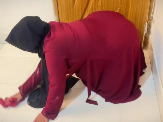 Hot Aunty Stuck Under Bed &amp; Undress Her Big Ass When She Try To Act of Maid in Arab Hotel By Clean