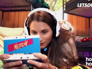Hot Gamer Girl Stella Flex Is Irresistible For Roommate Full Scene