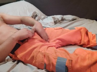 Hot Worker wanks using oil
