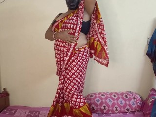 Indian sexy mom Sneha peeing in sharee and trying to cum herself.