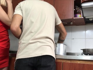 Invité a una chica a cenar y terminé metiéndole toda la verga en la cocina-FILIP BACO