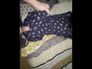je soulève sa robe et la baise rapidement, je lui en met plein sur le cul !