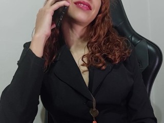 JOI Jefa hace que te corras en sus tetas en video llamada