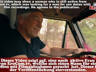 Junge brünette Schlampe fickt mit altem Sack in Wohnmobil