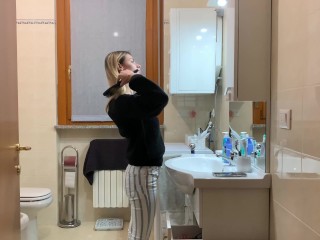 La fidanzata di mio fratello si chiude in bagno e vuole che la scopo. Dialoghi italiano. Ankle socks