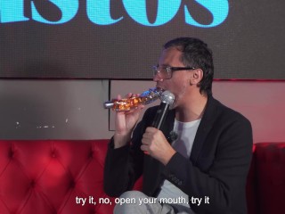 La leyenda del porno Nacho Vidal enseña a montar un trio con dos putas hermosas en Juan Bustos Show