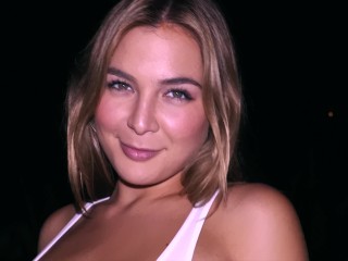 Lovely Blair Williams Deepthroats And Gets Her Pussy Pounded After A Swim