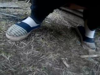 МАМКА ДРУГА С БОЛЬШОЙ ЗАДНИЦЕЙ ПИСАЕТ И ДЕЛАЕТ МИНЕТ  НА ПРИРОДЕ