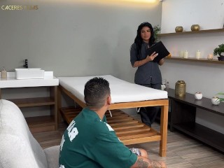 masaje con final feliz, cachonda masajista puta se folla a sus pacientes - Rosxy Gutierrez &amp; Dani Cl