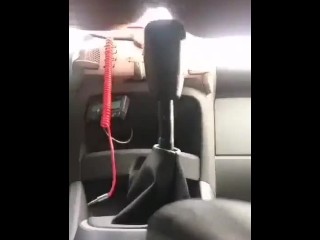 Мастурбирование вагины с помощью автомобильной ручки переключения передач