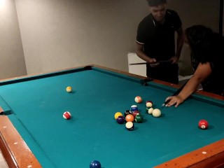 me folle a mi profesor de pool arriba de la mesa por perder la partida tuve que entregar la colita