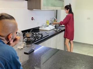 Me follo a mi novia sobre la mesa de la cocina hasta correrme sobre su rico coño-FILIP BACO