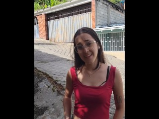 Me follo turistas jugando a ser soltera mientras el trabaja
