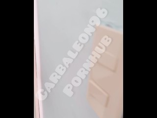 Me salto las clases para ir a casa de mi amigo y lo cacho viendo mi porno.. esto sucedió 🍑