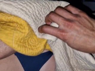mi hermanastro viene a verme a mi habitación y terminamos sexo en cucharita con la puerta cerrada