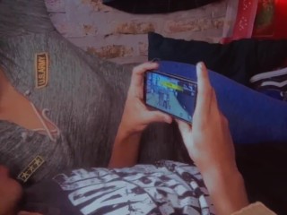 Mi mejor amiga me quiere dar una mamada mientras juego el free fire en mi celular