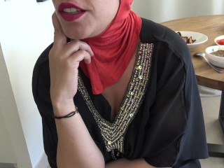 Milf arabe aux gros seins et gros cul invite soldats americains chez elle