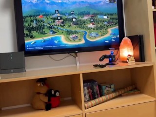 Milf gioca alla Playstation con il marito della sua migliore amica - DIALOGHI ITA